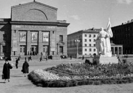 Komsomolskaya square was market one in 1960s