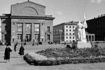 Komsomolskaya square was market one in 1960s