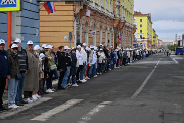 Seven thousand Norilsk citizens hugged the city